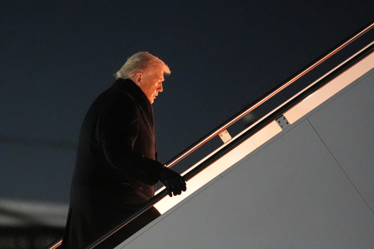 Il presidente americano Donald Trump sale sull'aereo diretto a Davos in Svizzera (foto AP/Evan Vucci)