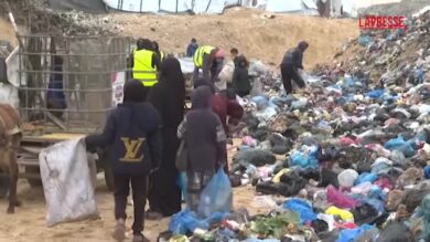 Gaza, le persone rovistano tra i rifiuti in cerca di qualcosa per scaldarsi