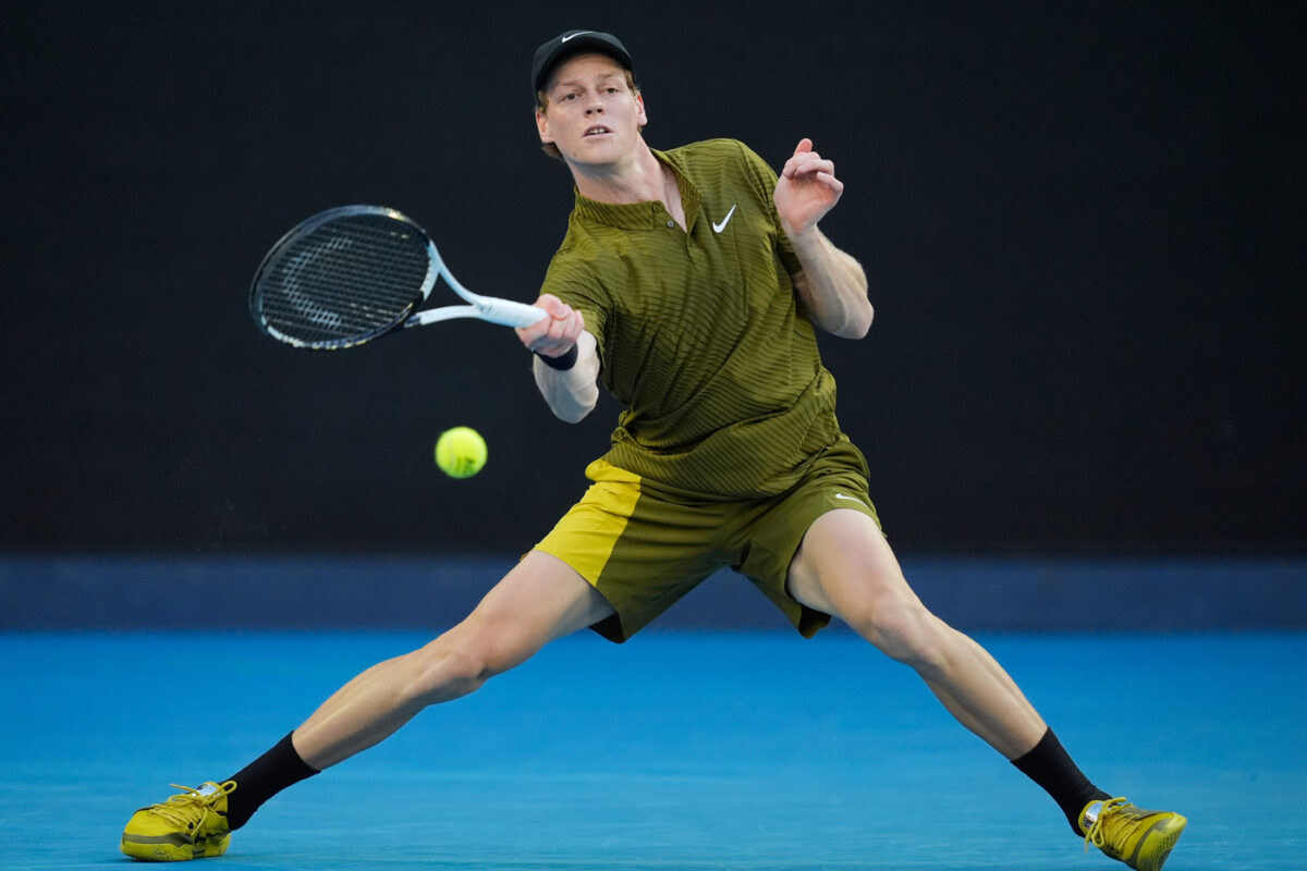 Jannik Sinner in campo al primo turno degli Australian Open 2026 (foto Ap/Asanka Brendon Ratnayake)