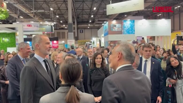 Spagna, Re Felipe VI e la regina Letizia allo stand italiano alla fiera del turismo Fitur