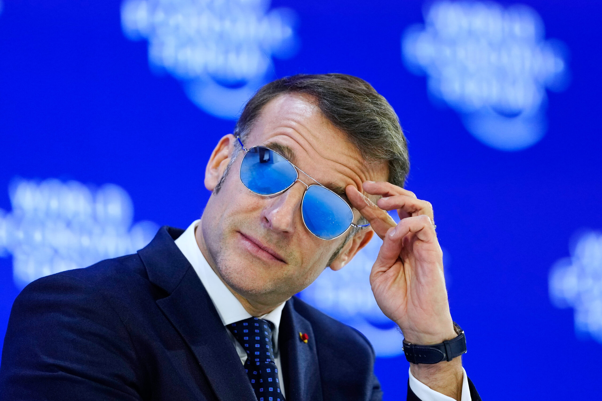 Macron e gli occhiali da sole a Davos: ecco la marca e quanto costano