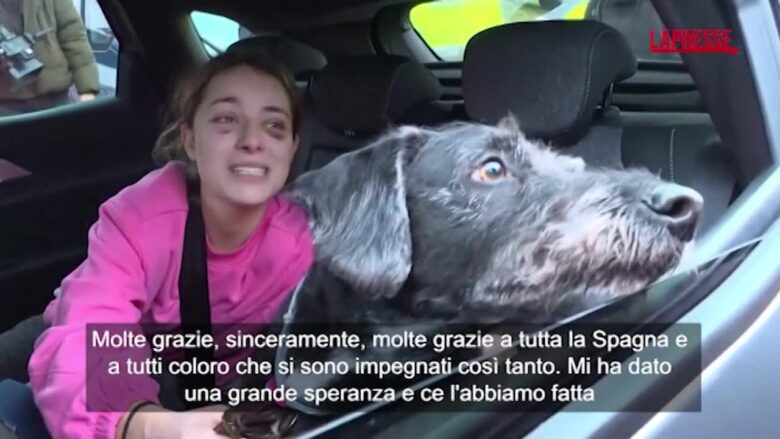 Spagna, ritrovato il cane smarrito dopo il deragliamento di Adamus: l'abbraccio con la sua padrona