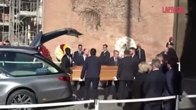 Valentino, l’arrivo del feretro in chiesa per i funerali