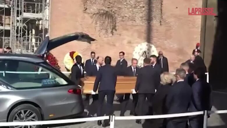 Valentino, l’arrivo del feretro in chiesa per i funerali