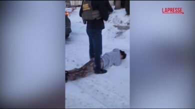 Minneapolis, ragazzi si schiantano con l'auto per sfuggire agli agenti dell'Ice: le immagini dell'arresto