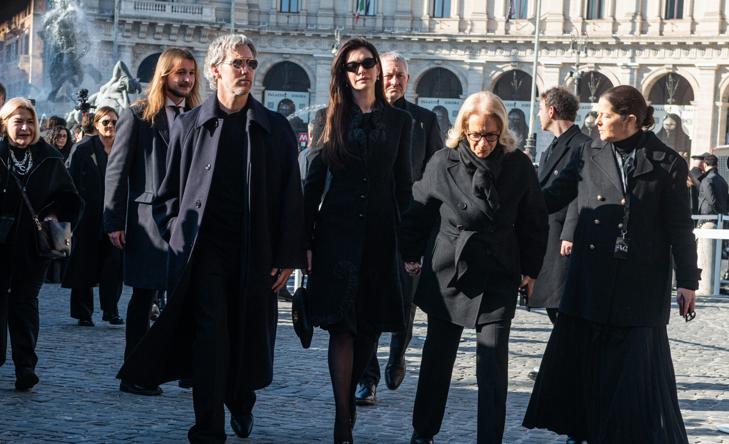 Valentino, ai funerali tanti vip: ecco chi c’era – Le foto Valentino, ai funerali tanti vip: ecco chi c’era – Le foto