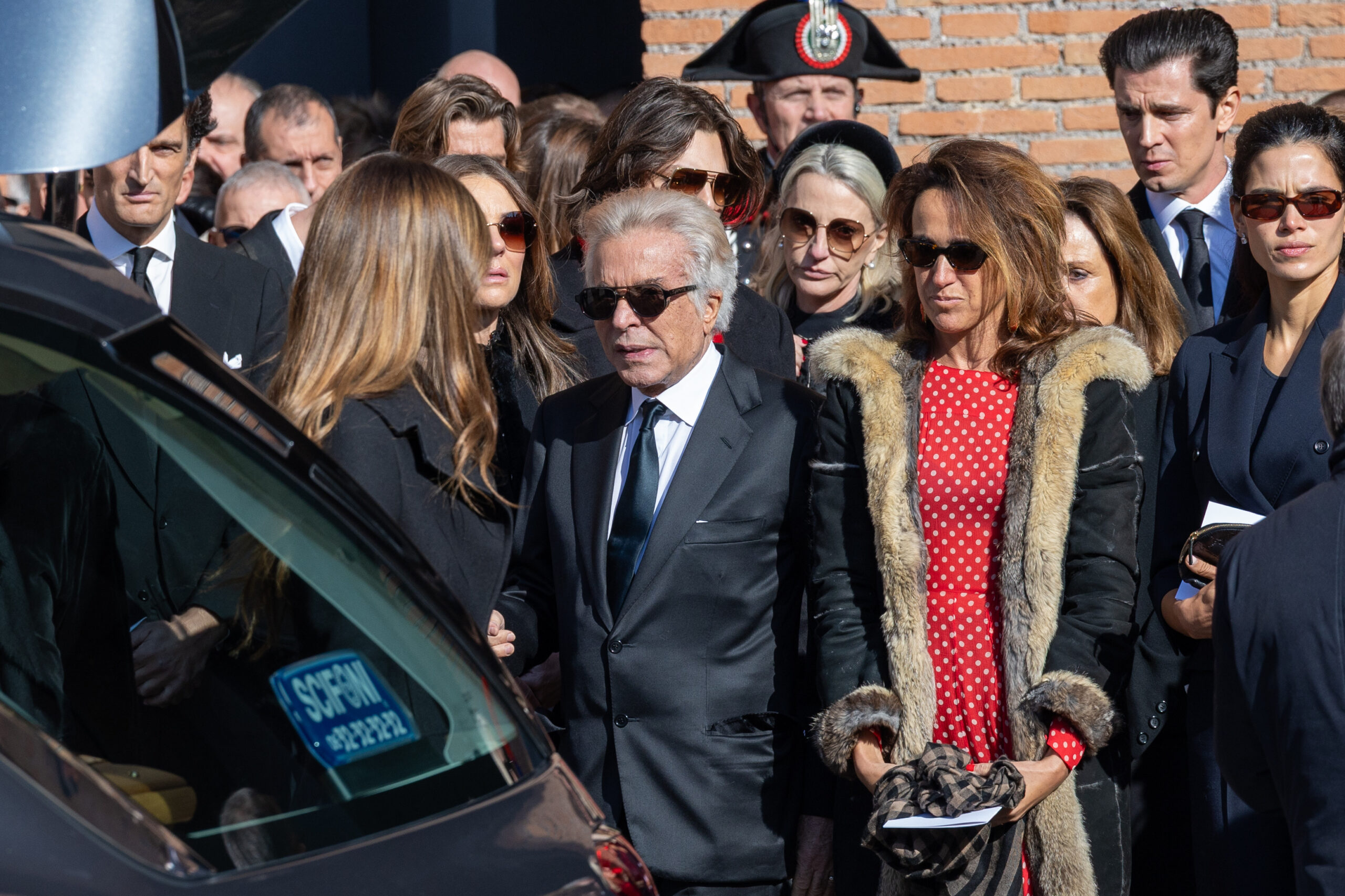 Valentino, i funerali dello stilista a Roma: parata di vip da Anna Wintour ad Anne Hathaway. Il sacerdote: “Grazie per il dono della bellezza all’umanità”