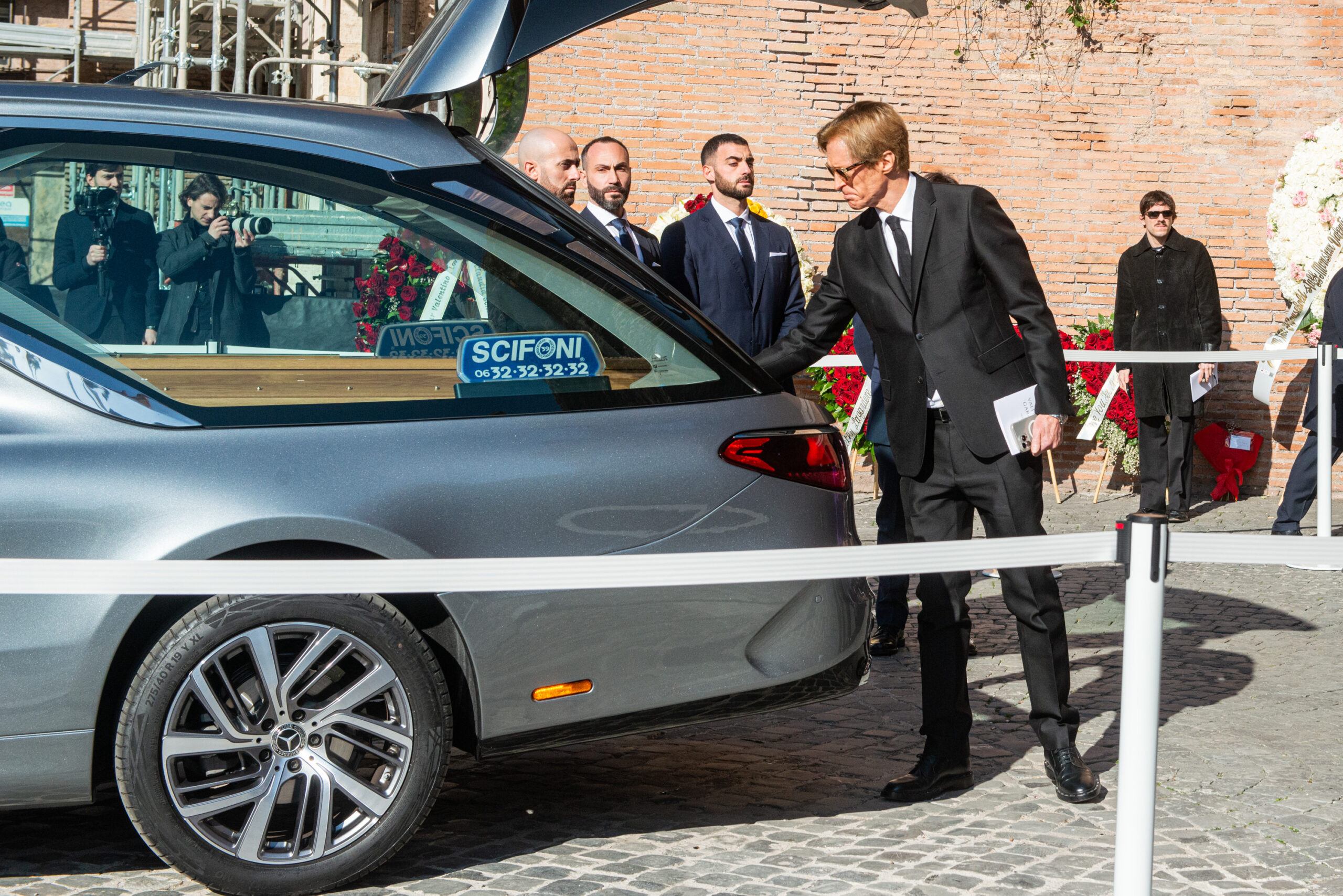 Valentino, i funerali dello stilista a Roma: parata di vip da Anna Wintour ad Anne Hathaway. Il sacerdote: “Grazie per il dono della bellezza all’umanità” Valentino, i funerali dello stilista a Roma: parata di vip da Anna Wintour ad Anne Hathaway. Il sacerdote: “Grazie per il dono della bellezza all’umanità”