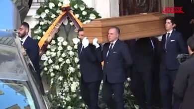 Valentino, il feretro lascia la camera ardente tra gli applausi