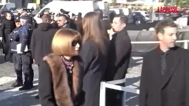 Funerali Valentino, c'è anche Anna Wintour: la storica direttrice di Vogue arriva in chiesa