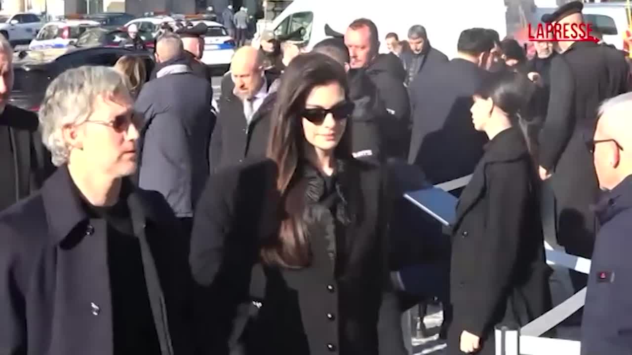 funerali valentino anne hathaway arriva alla basilica di santa maria degli angeli da Lapresse.it funerali valentino anne hathaway arriva alla basilica di santa maria degli angeli