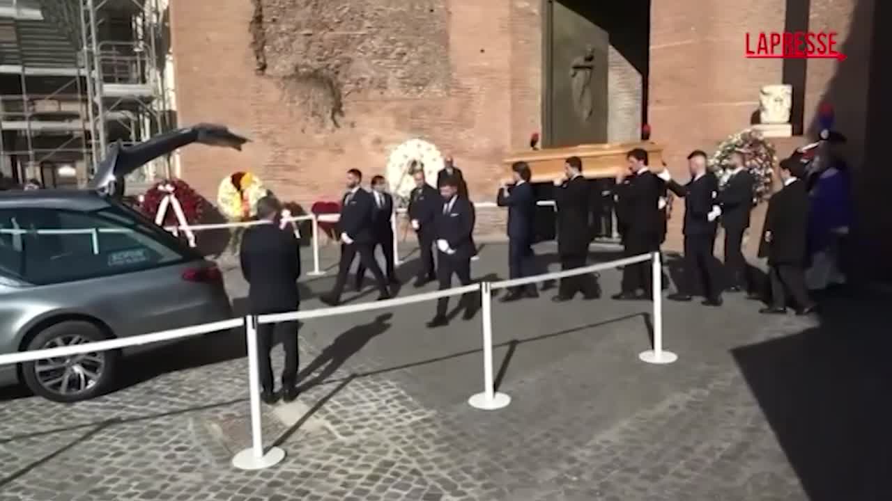 Funerali Valentino, il feretro esce dalla chiesa accompagnato dall