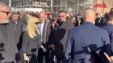 Valentino, Donatella Versace arriva in chiesa per il funerale