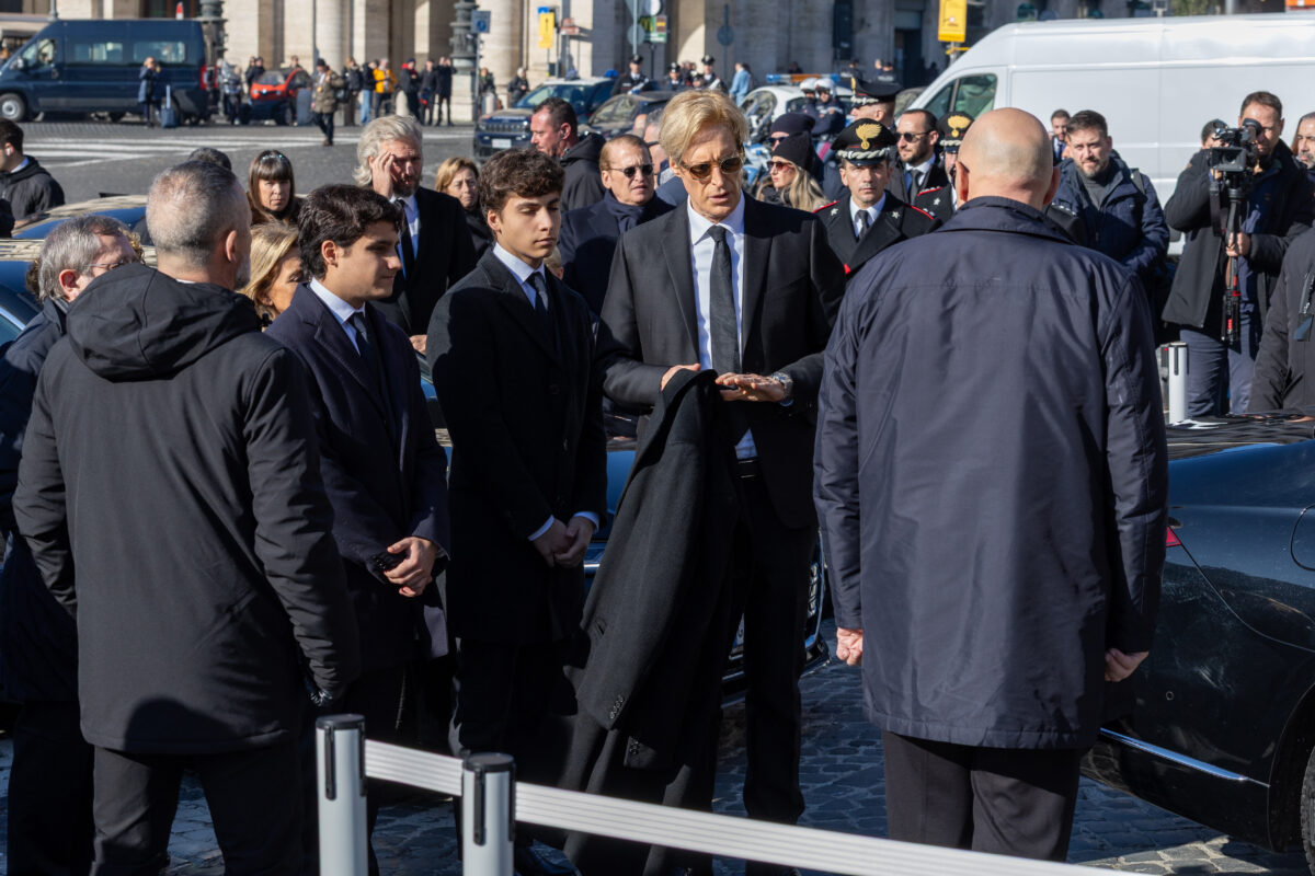 Valentino, ai funerali tanti vip: ecco chi c’era – Le foto Valentino, ai funerali tanti vip: ecco chi c’era – Le foto