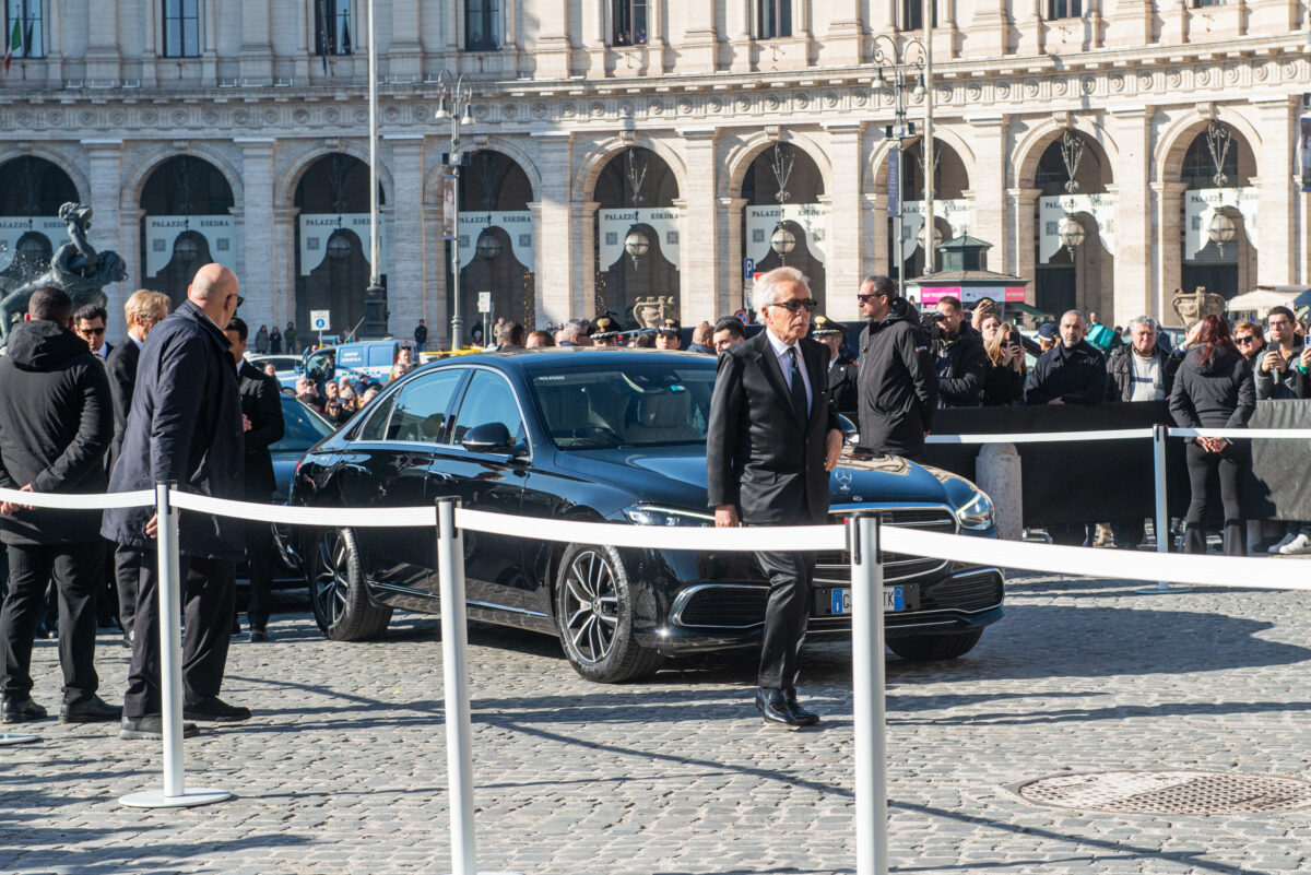 Valentino, ai funerali tanti vip: ecco chi c’era – Le foto Valentino, ai funerali tanti vip: ecco chi c’era – Le foto