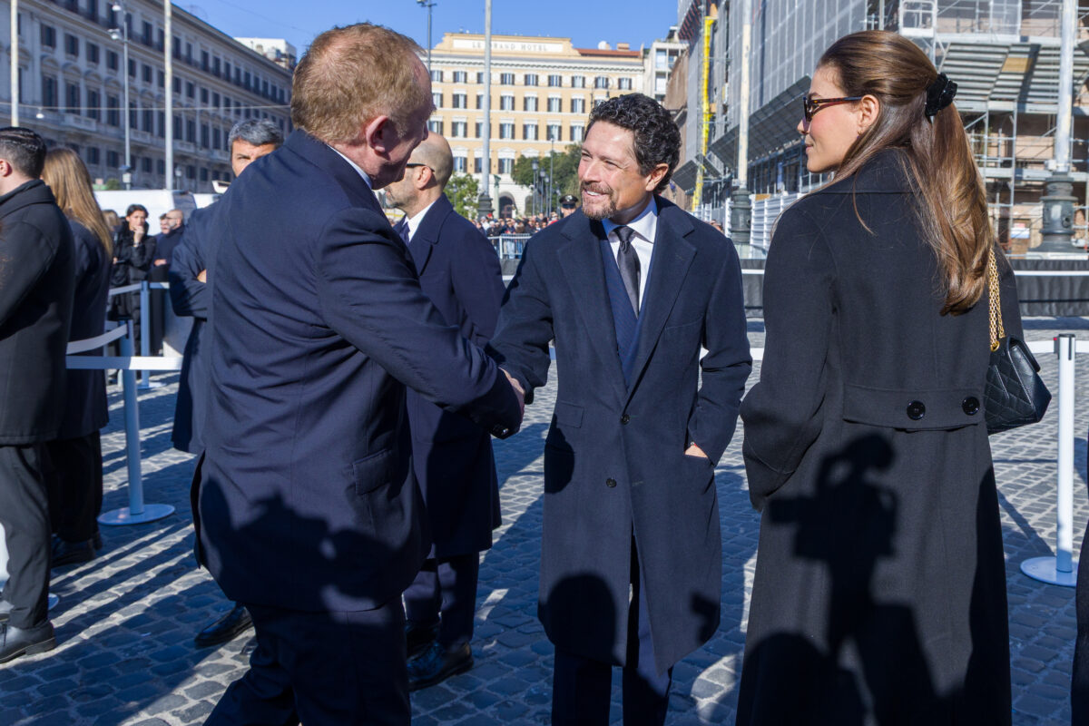 Valentino, ai funerali tanti vip: ecco chi c’era – Le foto Valentino, ai funerali tanti vip: ecco chi c’era – Le foto