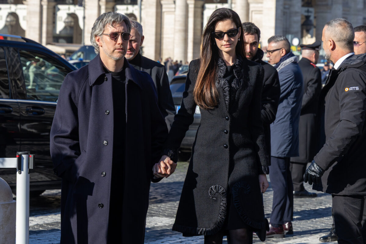 Valentino, ai funerali tanti vip: ecco chi c’era – Le foto Valentino, ai funerali tanti vip: ecco chi c’era – Le foto