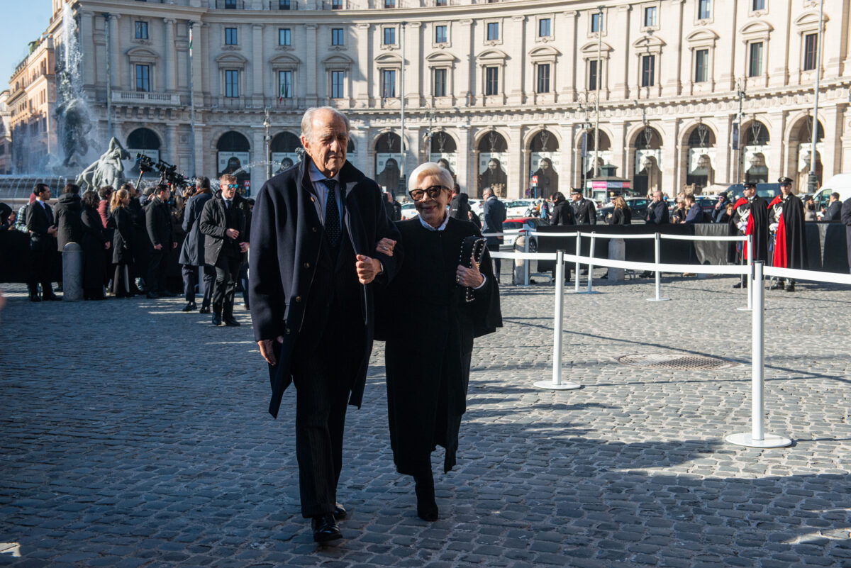 Valentino, ai funerali tanti vip: ecco chi c’era – Le foto Valentino, ai funerali tanti vip: ecco chi c’era – Le foto