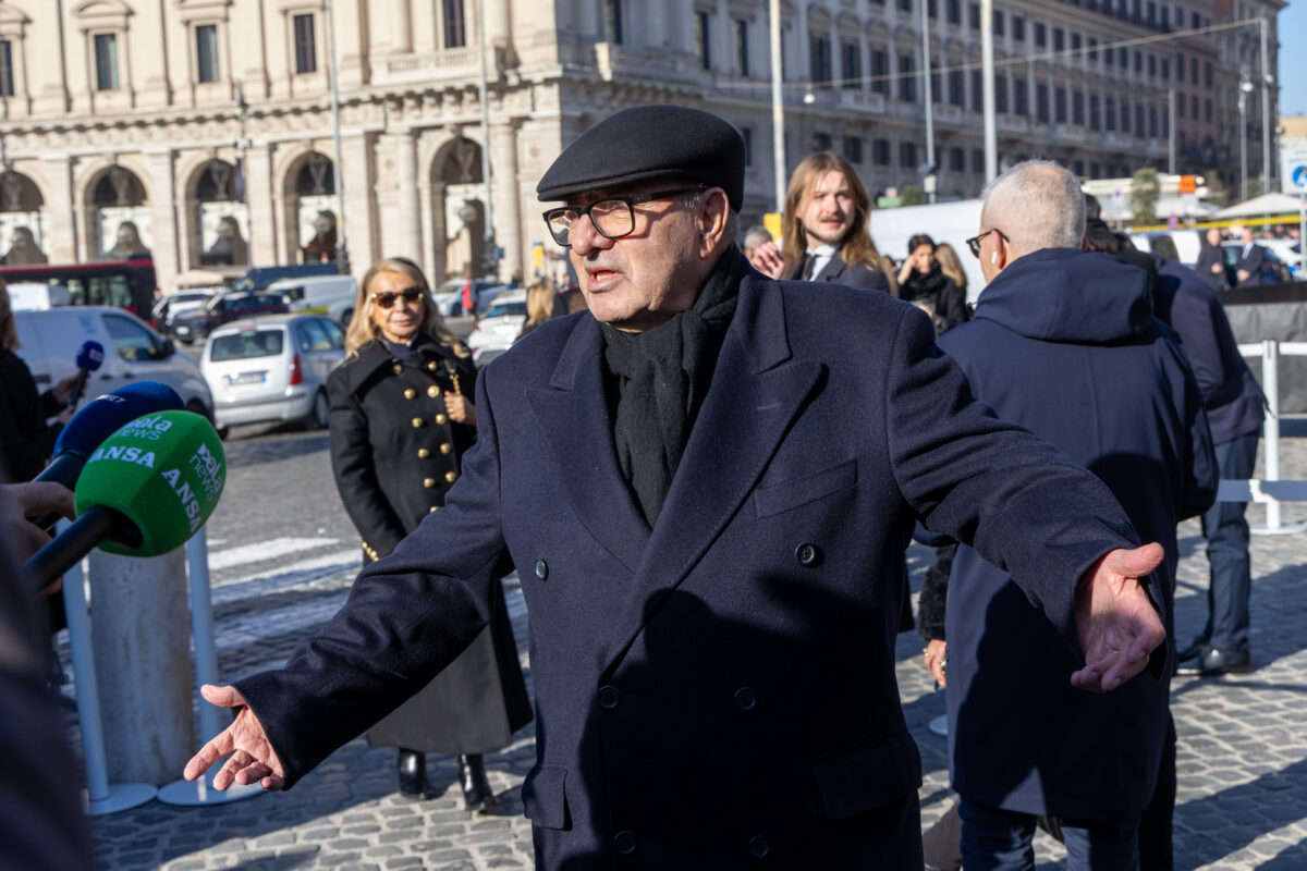 Valentino, ai funerali tanti vip: ecco chi c’era – Le foto Valentino, ai funerali tanti vip: ecco chi c’era – Le foto