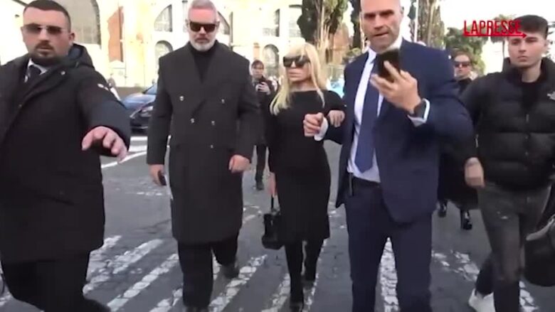 Funerali Valentino, l'uscita commossa di Donatella Versace dalla chiesa