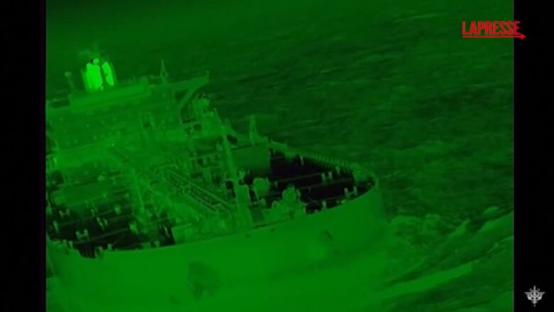 La marina francese intercetta petroliera russa: il video dei militari che salgono a bordo