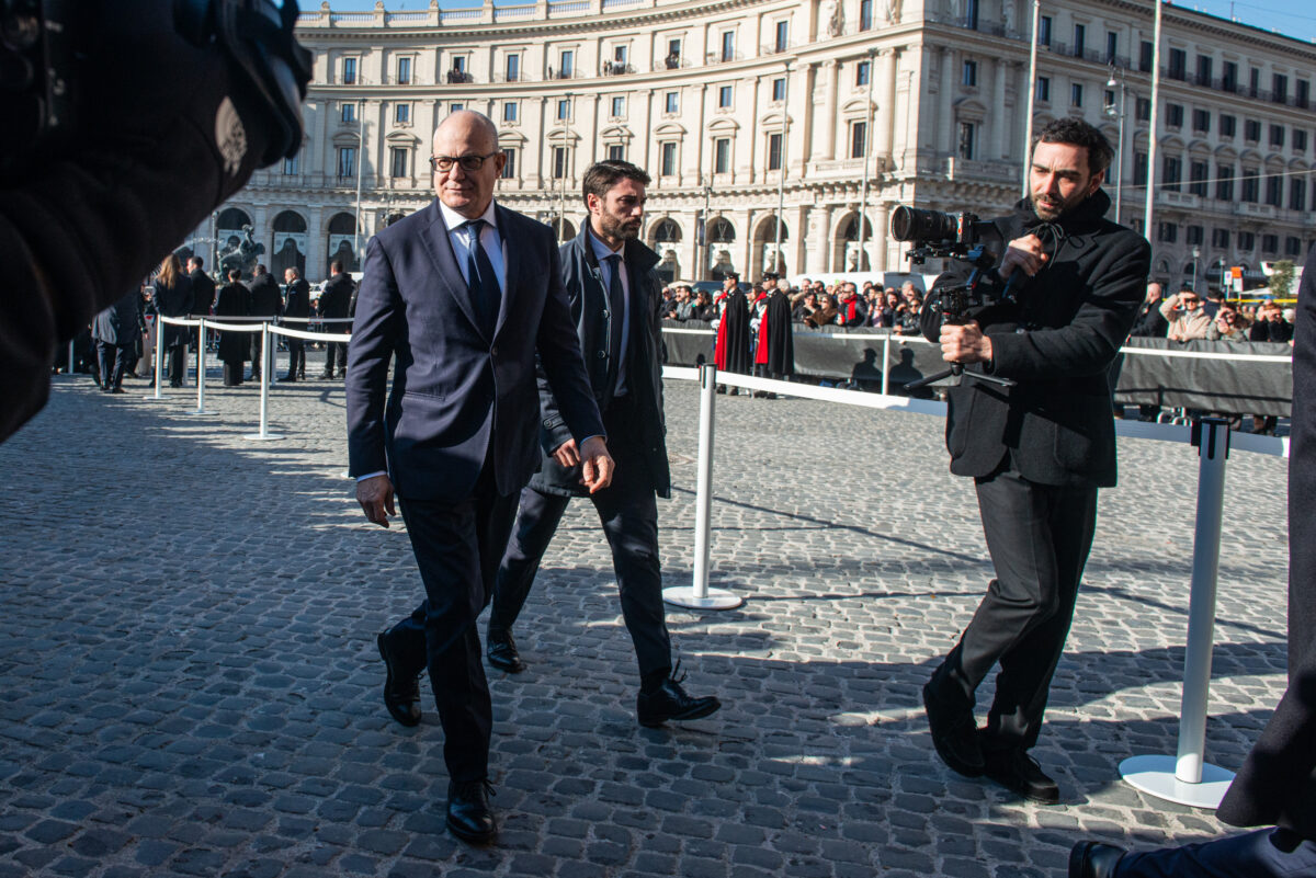 Valentino, ai funerali tanti vip: ecco chi c’era – Le foto Valentino, ai funerali tanti vip: ecco chi c’era – Le foto