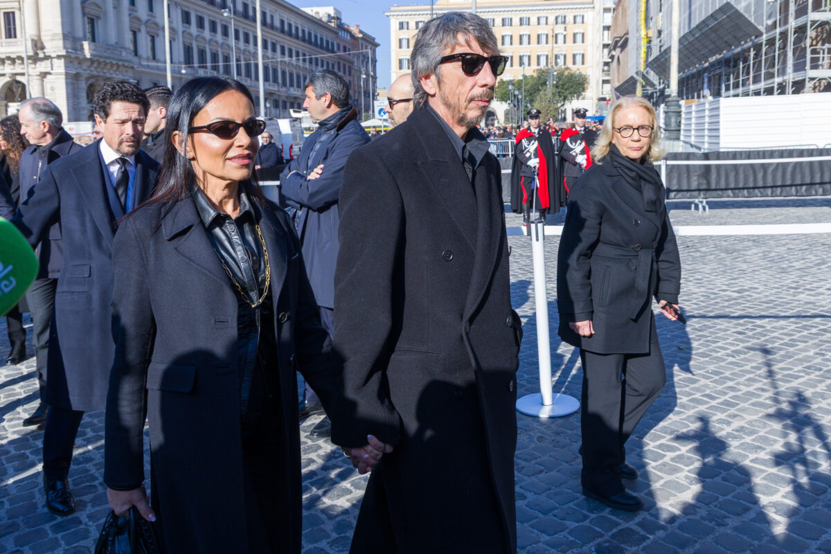 Valentino, ai funerali tanti vip: ecco chi c’era – Le foto Valentino, ai funerali tanti vip: ecco chi c’era – Le foto