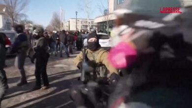 Minneapolis, scene di guerriglia tra agenti Ice e manifestanti: lacrimogeni sparati ad altezza d'uomo