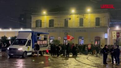 Milano, corteo antifascista da Porta Genova a San Vittore: le immagini