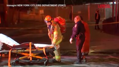 New York, maxi incendio nel Bronx: a fuoco un grattacielo di 17 piani