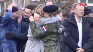 Paesi Bassi, la principessa Amalia ha completato l'addestramento militare: l'abbraccio con la regina Maxima