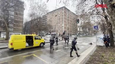 Milano, camion Amsa contro auto: muore 46enne. Le immagini del luogo dello scontro