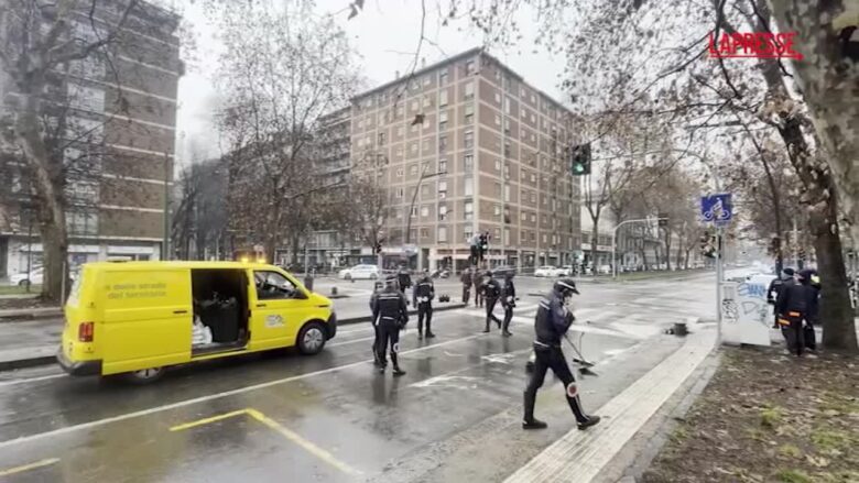 Milano, camion Amsa contro auto: muore 46enne. Le immagini del luogo dello scontro