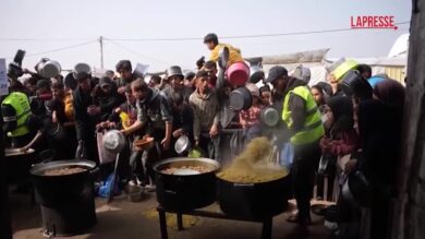 Gaza, centinaia di palestinesi sfollati in fila per ricevere un pasto caldo