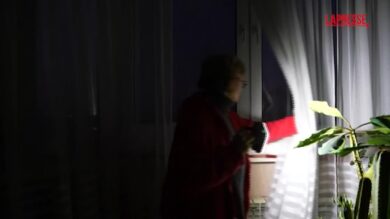 Ucraina, le notti buie e al gelo dei residenti di Kiev sotto le bombe russe: "Restiamo ottimisti e ci supportiamo a vicenda"