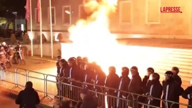 Albania, violenta protesta delle opposizioni: molotov contro edifici governativi