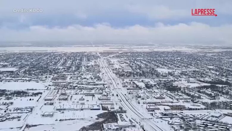 Usa, Oklahoma City è ricoperta di neve: le immagini dall'alto