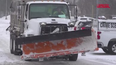 Tempesta di ghiaccio negli Usa, spazzaneve all'opera in Oklahoma