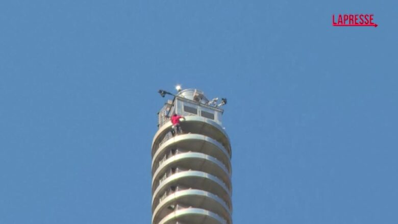 Taiwan, il free climber Alex Honnold scala la torre Taipei 101: il momento dell'arrivo