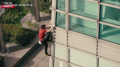 Taiwan, il free climber Alex Honnold scala la torre Taipei 101