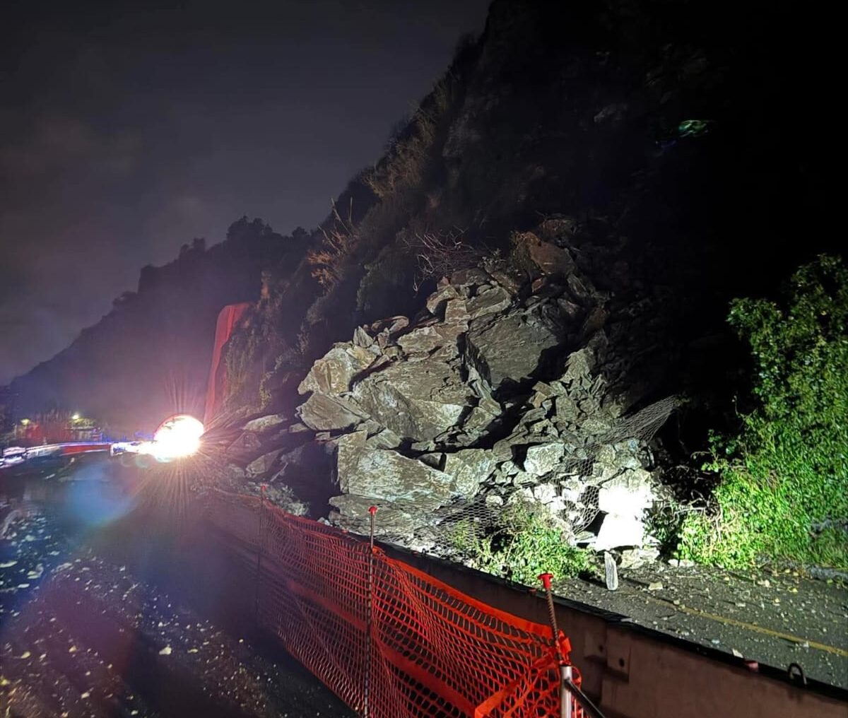 Genova, grossa frana sull’Aurelia dopo la galleria del Pizzo Genova, grossa frana sull’Aurelia dopo la galleria del Pizzo