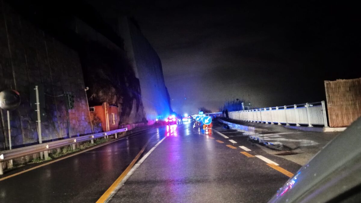 Genova, grossa frana sull’Aurelia dopo la galleria del Pizzo Genova, grossa frana sull’Aurelia dopo la galleria del Pizzo