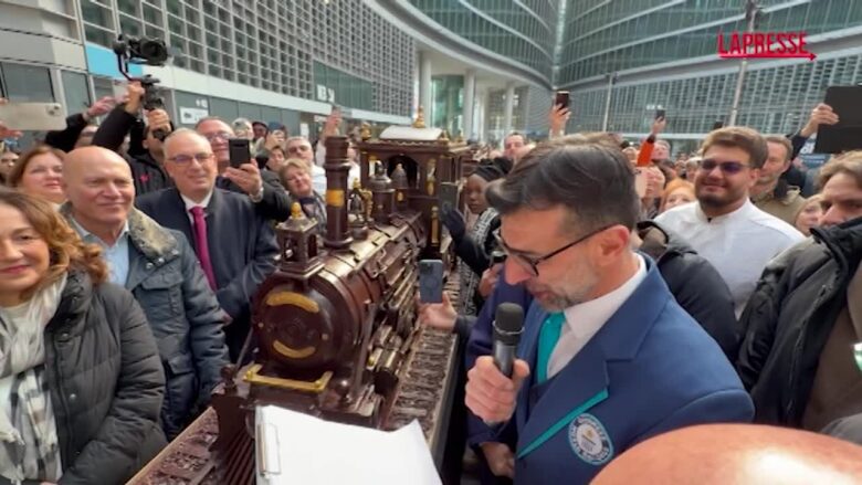 Milano, il treno di cioccolato di 55 metri: è il più lungo del mondo