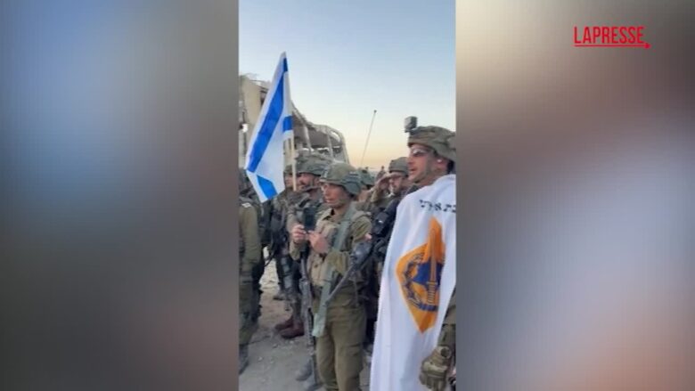 Gaza, i soldati israeliani rendono omaggio alla salma dell'ultimo ostaggio recuperato