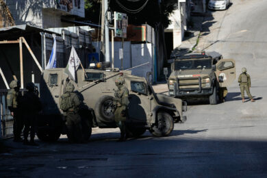 Cisgiordania, colono israeliano armato minaccia due carabinieri: Tajani convoca ambasciatore