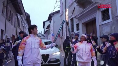 Milano-Cortina 2026, le star di 'Heated Rivalry' Hudson Williams e Connor Storrie portano la torcia olimpica