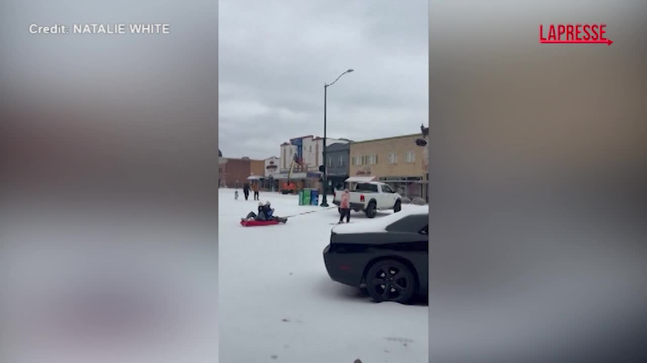 Texas, a Denton gli abitanti si divertono sulla neve con slitte improvvisate