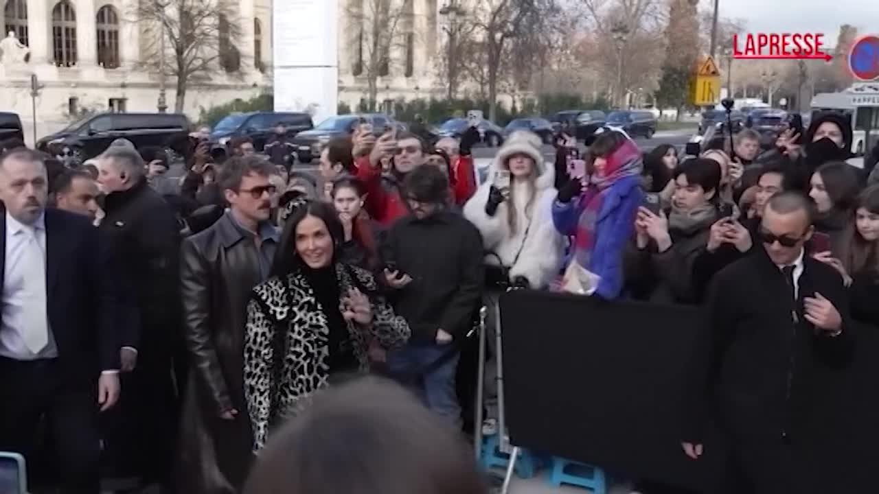 moda da demi moore a vincent cassel parata di star per schiaparelli a parigi da Lapresse.it moda da demi moore a vincent cassel parata di star per schiaparelli a parigi