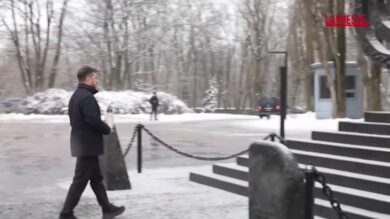 Giorno della Memoria, Zelensky depone una corona di fiori al Memoriale di Kiev
