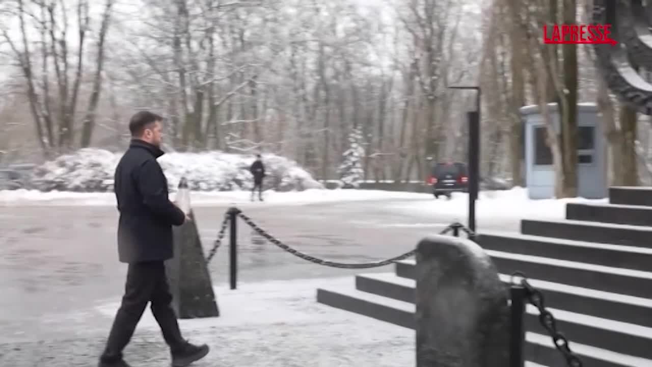 giorno della memoria zelensky depone una corona di fiori al memoriale di kiev da Lapresse.it giorno della memoria zelensky depone una corona di fiori al memoriale di kiev